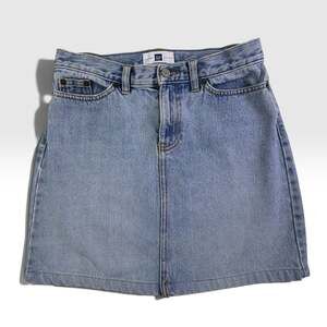 2000s GAP Low Rise Denim Mini Skirt Size 2 Light Wash